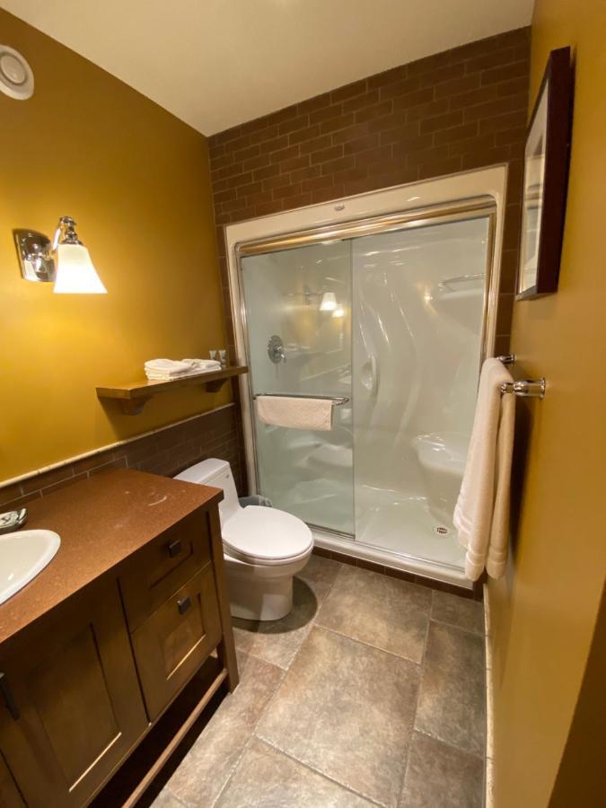 Fitzhugh House Guest 2*